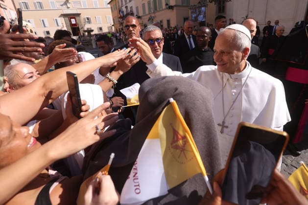 IPA87492665 - Vatican City - Italy, August 15, 2026: The Pope™s arrival in the square and his greeting to the faithful. Pope Leo XIV presides over Mass for the Solemnity of the Assumption at the papal parish of St. Thomas of Villanova, in the town of Castelli Romani.  Copyright: xmarcoxiacobuccix xmarcoxiacobuccix 87492665