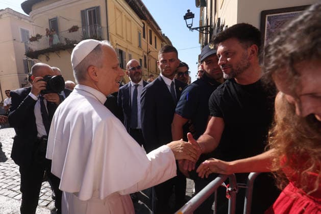IPA87492717 - Vatican City - Italy, August 15, 2026: The Pope™s arrival in the square and his greeting to the faithful. Pope Leo XIV presides over Mass for the Solemnity of the Assumption at the Pontifical Parish of St. Thomas of Villanova, in the town of Castelli Romani.  Copyright: xmarcoxiacobuccix xmarcoxiacobuccix 87492717