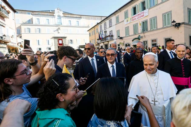 August 15, 2026, Castel Gandolfo, ITALY: Pope Leo XIV arrives to lead the Holy Mass for the Solemnity of the Assumption of the Blessed Virgin Mary, in the Parrocchia Pontificia di San Tommaso da Villanova (Papal Parish of St. Thomas of Villanova) in the summer papal estate in Castel Gandolfo, near Rome, Italy, 15 August 2026. ANSA ANGELO CARCONI Castel Gandolfo ITALY  - ZUMAa110 20260815_zaf_a110_005 Copyright: xAngeloxCarconix