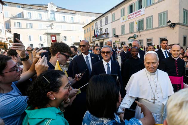 August 15, 2026, Castel Gandolfo, ITALY: Pope Leo XIV arrives to lead the Holy Mass for the Solemnity of the Assumption of the Blessed Virgin Mary, in the Parrocchia Pontificia di San Tommaso da Villanova (Papal Parish of St. Thomas of Villanova) in the summer papal estate in Castel Gandolfo, near Rome, Italy, 15 August 2026. ANSA ANGELO CARCONI Castel Gandolfo ITALY  - ZUMAa110 20260815_zaf_a110_004 Copyright: xAngeloxCarconix