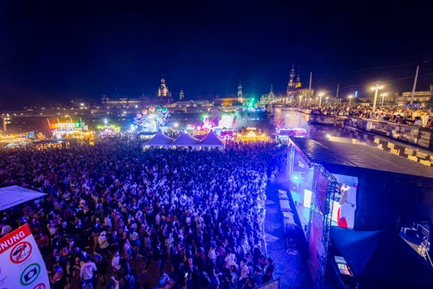 Dresdner Stadtfest. Das Stadtfest Dresden zieht jährlich zehntausende Besucher an. TanzAREAL am Königsufer Dresden Sachsen Deutschland *** Dresden City Festival The Dresden City Festival attracts tens of thousands of visitors every year at TanzAREAL on the Königsufer in Dresden, Saxony, Germany