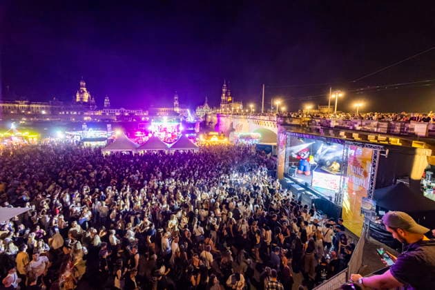 Dresdner Stadtfest. Das Stadtfest Dresden zieht jährlich zehntausende Besucher an. TanzAREAL am Königsufer Dresden Sachsen Deutschland *** Dresden City Festival The Dresden City Festival attracts tens of thousands of visitors every year at TanzAREAL on the Königsufer in Dresden, Saxony, Germany
