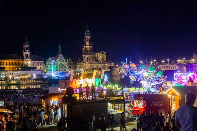 Dresdner Stadtfest. Das Stadtfest Dresden zieht jährlich zehntausende Besucher an. TanzAREAL am Königsufer Dresden Sachsen Deutschland *** Dresden City Festival The Dresden City Festival attracts tens of thousands of visitors every year at TanzAREAL on the Königsufer in Dresden, Saxony, Germany