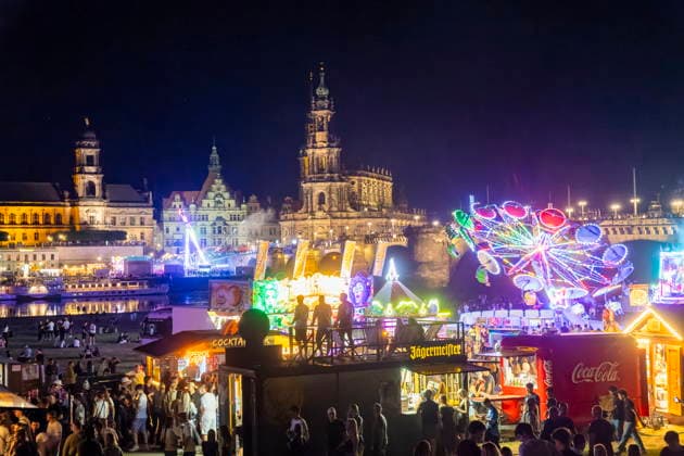 Dresdner Stadtfest. Das Stadtfest Dresden zieht jährlich zehntausende Besucher an. TanzAREAL am Königsufer Dresden Sachsen Deutschland *** Dresden City Festival The Dresden City Festival attracts tens of thousands of visitors every year at TanzAREAL on the Königsufer in Dresden, Saxony, Germany