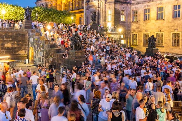 Dresdner Stadtfest. Das Stadtfest Dresden zieht jährlich zehntausende Besucher an. Schloßplatz Dresden Sachsen Deutschland *** Dresden City Festival The Dresden City Festival attracts tens of thousands of visitors every year Schloßplatz, Dresden, Saxony, Germany