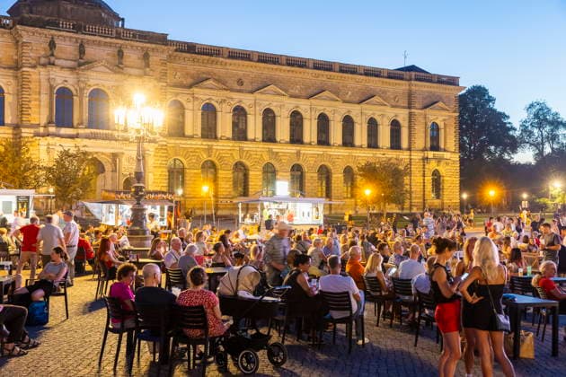 Dresdner Stadtfest. Das Stadtfest Dresden zieht jährlich zehntausende Besucher an. Theaterplatz Dresden Sachsen Deutschland *** Dresden City Festival The Dresden City Festival attracts tens of thousands of visitors every year Theaterplatz, Dresden, Saxony, Germany