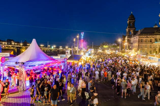 Dresdner Stadtfest. Das Stadtfest Dresden zieht jährlich zehntausende Besucher an. Schloßplatz Dresden Sachsen Deutschland *** Dresden City Festival The Dresden City Festival attracts tens of thousands of visitors every year Schloßplatz, Dresden, Saxony, Germany