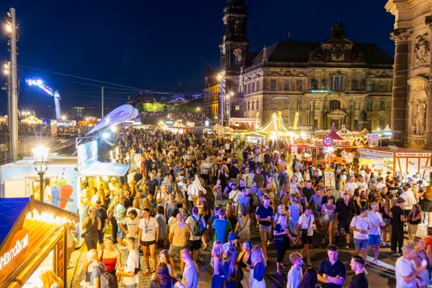 Dresdner Stadtfest. Das Stadtfest Dresden zieht jährlich zehntausende Besucher an. Schloßplatz Dresden Sachsen Deutschland *** Dresden City Festival The Dresden City Festival attracts tens of thousands of visitors every year Schloßplatz, Dresden, Saxony, Germany