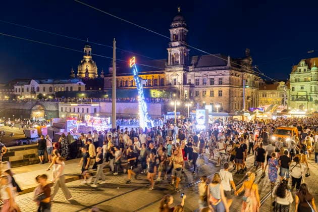 Dresdner Stadtfest. Das Stadtfest Dresden zieht jährlich zehntausende Besucher an. Augustusbrücke Dresden Sachsen Deutschland *** Dresden City Festival The Dresden City Festival attracts tens of thousands of visitors every year Augustus Bridge Dresden Saxony Germany
