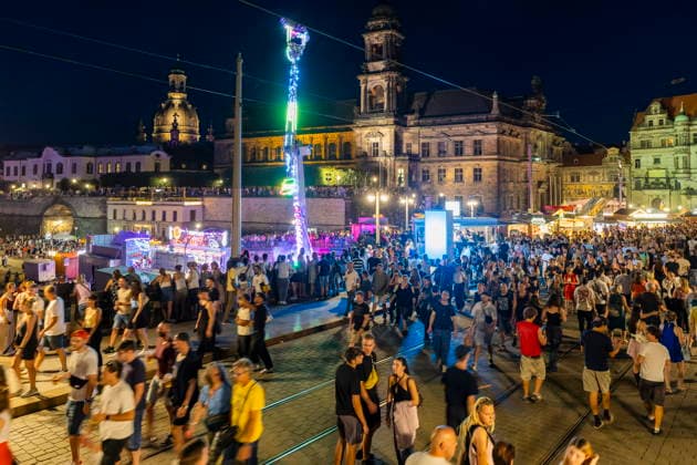 Dresdner Stadtfest. Das Stadtfest Dresden zieht jährlich zehntausende Besucher an. Augustusbrücke Dresden Sachsen Deutschland *** Dresden City Festival The Dresden City Festival attracts tens of thousands of visitors every year Augustus Bridge Dresden Saxony Germany
