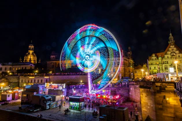 Dresdner Stadtfest. Das Stadtfest Dresden zieht jährlich zehntausende Besucher an. Schaukel am Terrassenufer. Dresden Sachsen Deutschland *** Dresden City Festival The Dresden City Festival attracts tens of thousands of visitors every year Swing on the Terrassenufer Dresden, Saxony, Germany