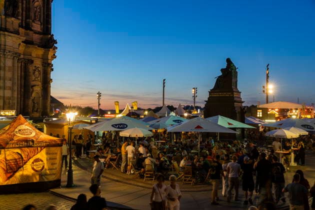Dresdner Stadtfest. Das Stadtfest Dresden zieht jährlich zehntausende Besucher an. Schloßplatz Dresden Sachsen Deutschland *** Dresden City Festival The Dresden City Festival attracts tens of thousands of visitors every year Schloßplatz, Dresden, Saxony, Germany
