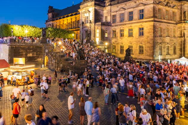 Dresdner Stadtfest. Das Stadtfest Dresden zieht jährlich zehntausende Besucher an. Schloßplatz Dresden Sachsen Deutschland *** Dresden City Festival The Dresden City Festival attracts tens of thousands of visitors every year Schloßplatz, Dresden, Saxony, Germany