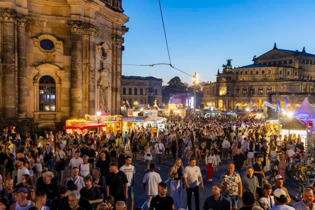 Dresdner Stadtfest. Das Stadtfest Dresden zieht jährlich zehntausende Besucher an. Schloßplatz Dresden Sachsen Deutschland *** Dresden City Festival The Dresden City Festival attracts tens of thousands of visitors every year Schloßplatz, Dresden, Saxony, Germany
