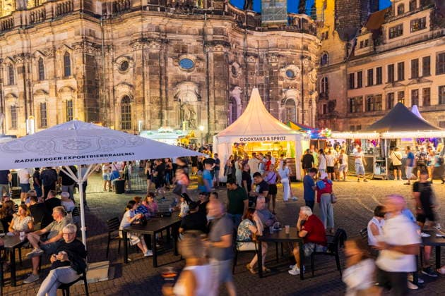 Dresdner Stadtfest. Das Stadtfest Dresden zieht jährlich zehntausende Besucher an. Theaterplatz Dresden Sachsen Deutschland *** Dresden City Festival The Dresden City Festival attracts tens of thousands of visitors every year Theaterplatz, Dresden, Saxony, Germany