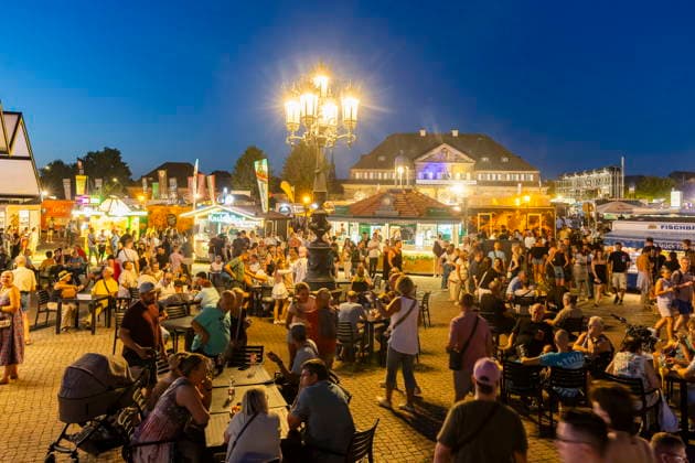 Dresdner Stadtfest. Das Stadtfest Dresden zieht jährlich zehntausende Besucher an. Theaterplatz Dresden Sachsen Deutschland *** Dresden City Festival The Dresden City Festival attracts tens of thousands of visitors every year Theaterplatz, Dresden, Saxony, Germany