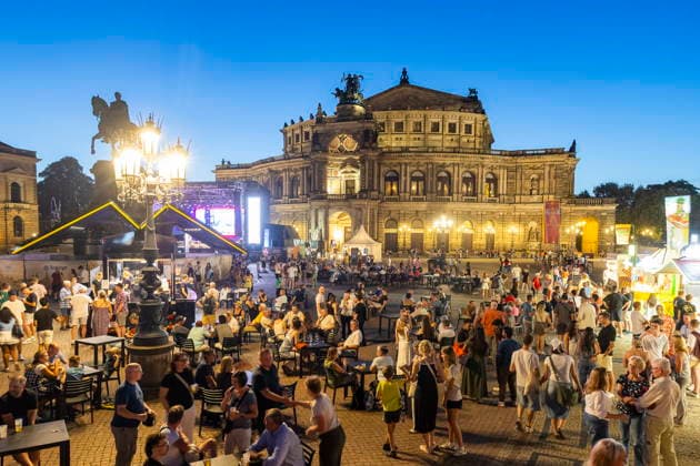 Dresdner Stadtfest. Das Stadtfest Dresden zieht jährlich zehntausende Besucher an. Theaterplatz Dresden Sachsen Deutschland *** Dresden City Festival The Dresden City Festival attracts tens of thousands of visitors every year Theaterplatz, Dresden, Saxony, Germany
