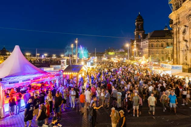 Dresdner Stadtfest. Das Stadtfest Dresden zieht jährlich zehntausende Besucher an. Schloßplatz Dresden Sachsen Deutschland *** Dresden City Festival The Dresden City Festival attracts tens of thousands of visitors every year Schloßplatz, Dresden, Saxony, Germany