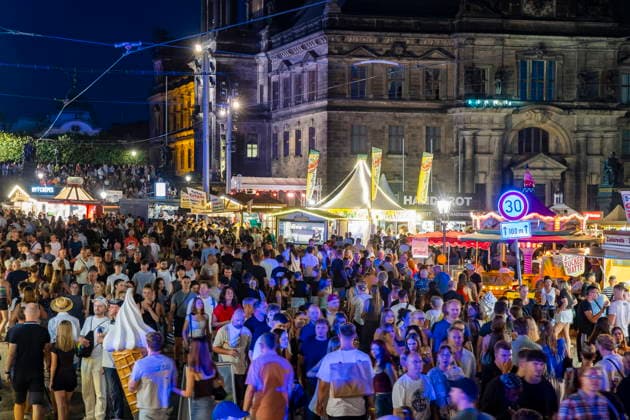 Dresdner Stadtfest. Das Stadtfest Dresden zieht jährlich zehntausende Besucher an. Schloßplatz Dresden Sachsen Deutschland *** Dresden City Festival The Dresden City Festival attracts tens of thousands of visitors every year Schloßplatz, Dresden, Saxony, Germany