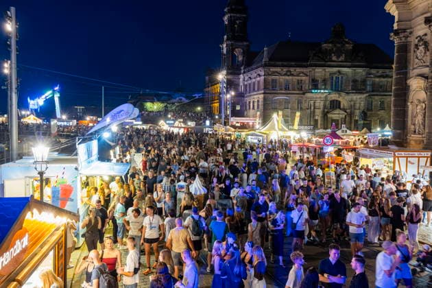 Dresdner Stadtfest. Das Stadtfest Dresden zieht jährlich zehntausende Besucher an. Schloßplatz Dresden Sachsen Deutschland *** Dresden City Festival The Dresden City Festival attracts tens of thousands of visitors every year Schloßplatz, Dresden, Saxony, Germany