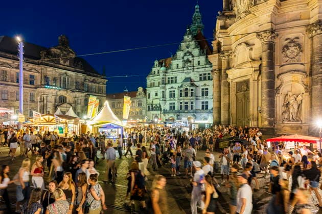 Dresdner Stadtfest. Das Stadtfest Dresden zieht jährlich zehntausende Besucher an. Schloßplatz Dresden Sachsen Deutschland *** Dresden City Festival The Dresden City Festival attracts tens of thousands of visitors every year Schloßplatz, Dresden, Saxony, Germany