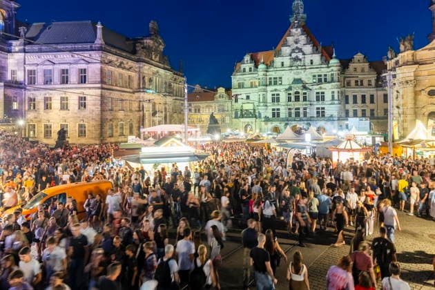 Dresdner Stadtfest. Das Stadtfest Dresden zieht jährlich zehntausende Besucher an. Schloßplatz Dresden Sachsen Deutschland *** Dresden City Festival The Dresden City Festival attracts tens of thousands of visitors every year Schloßplatz, Dresden, Saxony, Germany