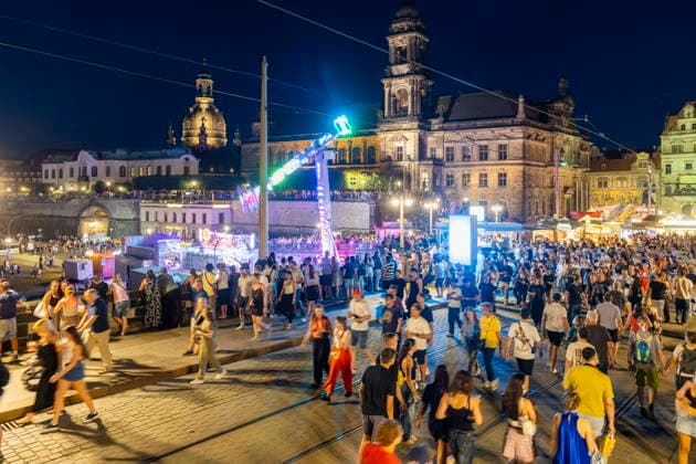 Dresdner Stadtfest. Das Stadtfest Dresden zieht jährlich zehntausende Besucher an. Augustusbrücke Dresden Sachsen Deutschland *** Dresden City Festival The Dresden City Festival attracts tens of thousands of visitors every year Augustus Bridge Dresden Saxony Germany