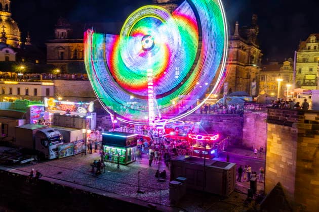 Dresdner Stadtfest. Das Stadtfest Dresden zieht jährlich zehntausende Besucher an. Schaukel am Terrassenufer. Dresden Sachsen Deutschland *** Dresden City Festival The Dresden City Festival attracts tens of thousands of visitors every year Swing on the Terrassenufer Dresden, Saxony, Germany