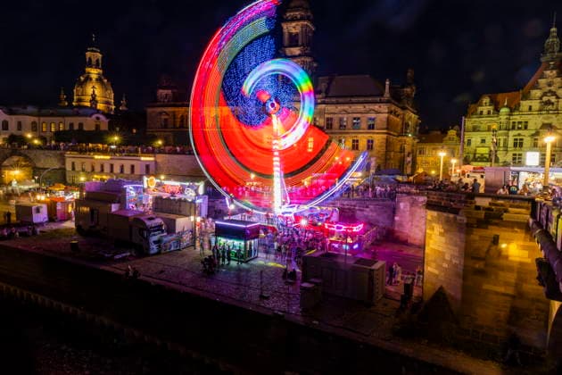 Dresdner Stadtfest. Das Stadtfest Dresden zieht jährlich zehntausende Besucher an. Schaukel am Terrassenufer. Dresden Sachsen Deutschland *** Dresden City Festival The Dresden City Festival attracts tens of thousands of visitors every year Swing on the Terrassenufer Dresden, Saxony, Germany