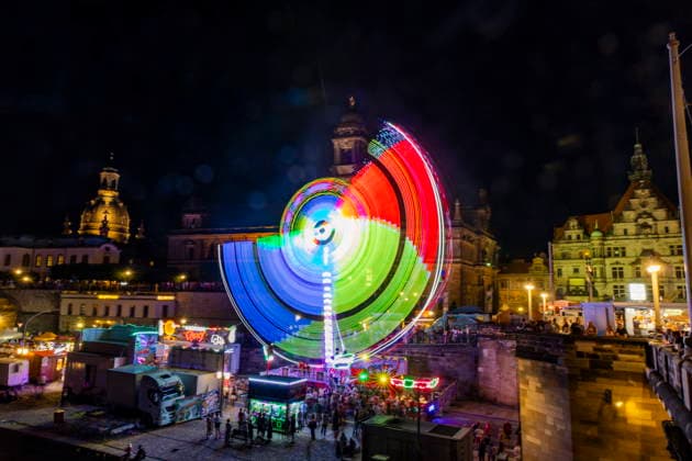 Dresdner Stadtfest. Das Stadtfest Dresden zieht jährlich zehntausende Besucher an. Schaukel am Terrassenufer. Dresden Sachsen Deutschland *** Dresden City Festival The Dresden City Festival attracts tens of thousands of visitors every year Swing on the Terrassenufer Dresden, Saxony, Germany
