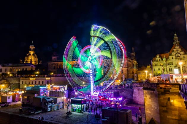 Dresdner Stadtfest. Das Stadtfest Dresden zieht jährlich zehntausende Besucher an. Schaukel am Terrassenufer. Dresden Sachsen Deutschland *** Dresden City Festival The Dresden City Festival attracts tens of thousands of visitors every year Swing on the Terrassenufer Dresden, Saxony, Germany