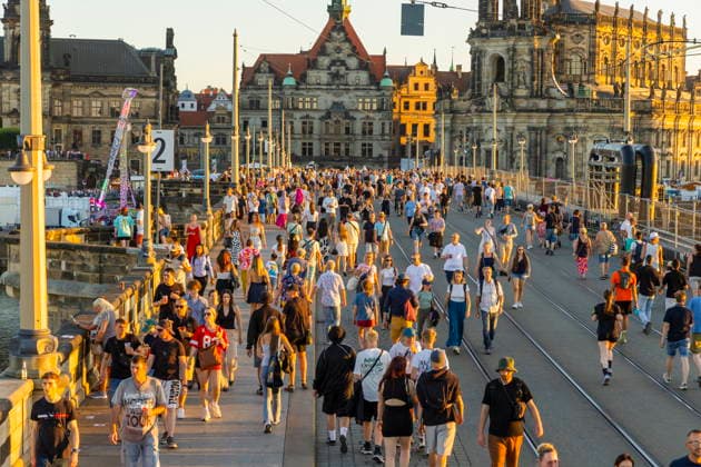 Dresdner Stadtfest. Das Stadtfest Dresden zieht jährlich zehntausende Besucher an. Augustusbrücke Dresden Sachsen Deutschland *** Dresden City Festival The Dresden City Festival attracts tens of thousands of visitors every year Augustus Bridge Dresden Saxony Germany