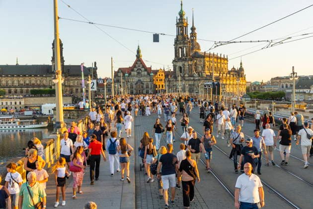 Dresdner Stadtfest. Das Stadtfest Dresden zieht jährlich zehntausende Besucher an. Augustusbrücke Dresden Sachsen Deutschland *** Dresden City Festival The Dresden City Festival attracts tens of thousands of visitors every year Augustus Bridge Dresden Saxony Germany