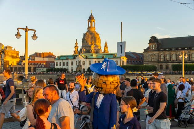 Dresdner Stadtfest. Das Stadtfest Dresden zieht jährlich zehntausende Besucher an. Augustusbrücke Dresden Sachsen Deutschland *** Dresden City Festival The Dresden City Festival attracts tens of thousands of visitors every year Augustus Bridge Dresden Saxony Germany