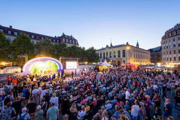 Dresdner Stadtfest. Das Stadtfest Dresden zieht jährlich zehntausende Besucher an. Neumarkt Dresden Sachsen Deutschland *** Dresden City Festival The Dresden City Festival attracts tens of thousands of visitors every year Neumarkt, Dresden, Saxony, Germany