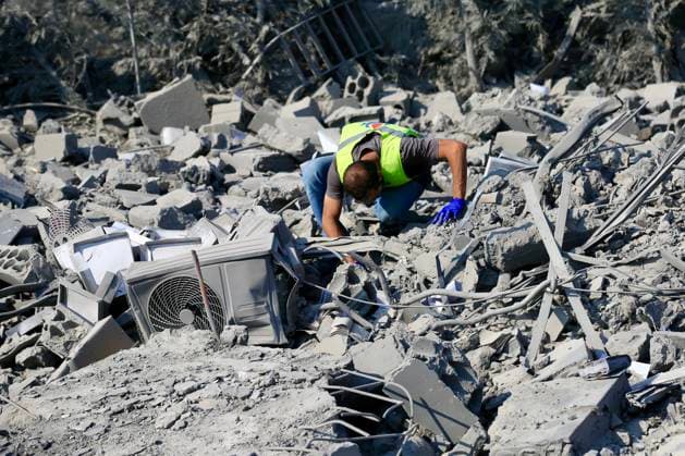News Bilder des Tages (260815) -- ANSAR, Aug. 15, 2026 -- A man inspects the damage after an Israeli airstrike on the outskirts of Ansar in the southern Nabatieh Governorate, Lebanon, Aug. 15, 2026. At least seven people were killed and three others injured early Saturday in an Israeli airstrike on a building on the outskirts of Ansar in the southern Nabatieh Governorate, Lebanon s National News Agency reported. (Photo by Xinhua) LEBANON-ANSAR-ISRAELI AIRSTRIKE-AFTERMATH AlixHashisho 