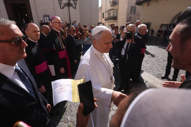 Pope Leo XIV Arrives For The Solemnity of the Assumption Mass - Castelgandolfo Pope Leo XIV arrives at the square and greets the faithful during Mass for the Solemnity of the Assumption at the Pontifical Parish of St. Thomas of Villanova in Castelli Romani, Italy on August 15, 2026. Photo by Marco Iacobucci IPA ABACAPRESS.COM Castelgandolfo italia Italy  Copyright: xIacobuccixMarco IPA ABACAx