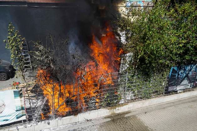 CNTV FEUER- Feuer auf dem Gelaende einer Autowerkstatt , Flammen schlagen meterhoch 14.AUGUST 2026 Hamburg Hammerbrook Alte Autoteile und Reifen waren in brand geraten Hamburg Deutschland *** CNTV FIRE Fire at a car repair shop; flames are shooting meters high August 14, 2026, Hamburg, Hammerbrook Old car parts and tires had caught fire Hamburg, Germany
