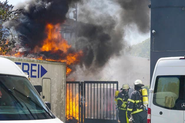 CNTV FEUER- Feuer auf dem Gelaende einer Autowerkstatt , Flammen schlagen meterhoch 14.AUGUST 2026 Hamburg Hammerbrook Alte Autoteile und Reifen waren in brand geraten Hamburg Deutschland *** CNTV FIRE Fire at a car repair shop; flames are shooting meters high August 14, 2026, Hamburg, Hammerbrook Old car parts and tires had caught fire Hamburg, Germany