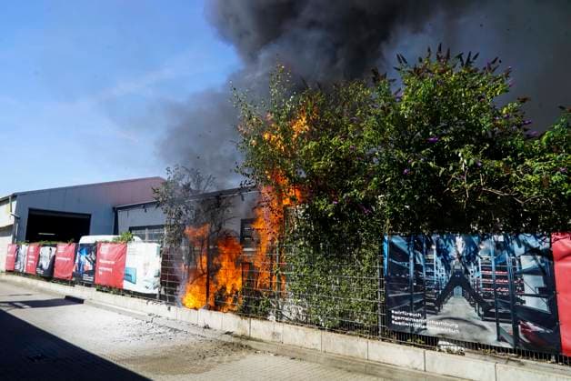 CNTV FEUER- Feuer auf dem Gelaende einer Autowerkstatt , Flammen schlagen meterhoch 14.AUGUST 2026 Hamburg Hammerbrook Alte Autoteile und Reifen waren in brand geraten Hamburg Deutschland *** CNTV FIRE Fire at a car repair shop; flames are shooting meters high August 14, 2026, Hamburg, Hammerbrook Old car parts and tires had caught fire Hamburg, Germany