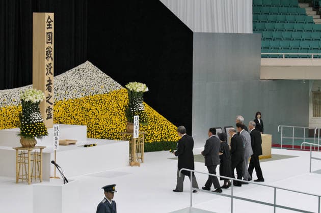 Bereaved families of the war dead offers flower during the memorial service for the war dead of World War II marking the 81st anniversary at Nippon Budokan in Tokyo, Japan on Saturday, August 15, 2026.  TKP2026081517 KEIZOxMORI