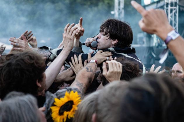 Iceage live at Syd For Solen 2026 Copenhagen, Denmark. 14th, August 2026. The Danish punk group Iceage performs a live concert during the Danish music festival Syd For Solen 2026 in Copenhagen. Here vocalist Elias Bender Ronnenfelt is seen among the concert goers. Denmark, Copenhagen  Copyright: xGonzalesxPhoto ErlingxBrodersenx