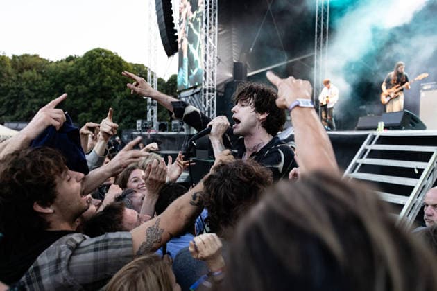 Iceage live at Syd For Solen 2026 Copenhagen, Denmark. 14th, August 2026. The Danish punk group Iceage performs a live concert during the Danish music festival Syd For Solen 2026 in Copenhagen. Here vocalist Elias Bender Ronnenfelt is seen among the concert goers. Denmark, Copenhagen  Copyright: xGonzalesxPhoto ErlingxBrodersenx