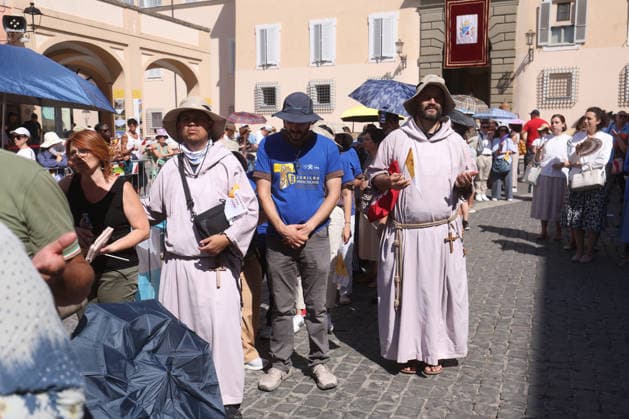 IPA87496244 - Vatican City - Italy, August 15, 2026: The faithful and members of religious orders gather in prayer to attend Mass. Pope Leo XIV presides over Mass for the Solemnity of the Assumption at the Pontifical Parish of St. Thomas of Villanova, in the town of Castelli Romani.  Copyright: xmarcoxiacobuccix xmarcoxiacobuccix 87496244