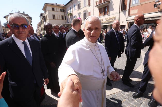 IPA87496280 - Vatican City - Italy, August 15, 2026: At the end of Mass, the Pope exits and makes his way to the Apostolic Palace, greeting the faithful. Pope Leo XIV presides over Mass for the Solemnity of the Assumption at the Pontifical Parish of St. Thomas of Villanova, in the town of Castelli Romani.  Copyright: xmarcoxiacobuccix xmarcoxiacobuccix 87496280
