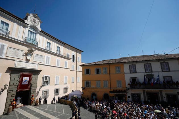 August 15, 2026, Castel Gandolfo, ITALY: Pope Leo XIV leads the Angelus prayer for the Solemnity of the Assumption of the Blessed Virgin Mary, in Piazza della Liberta (Liberty Square) in front of Palazzo Apostolico (Apostolic Palace) in the summer papal estate in Castel Gandolfo, near Rome, Italy, 15 August 2026. ANSA ANGELO CARCONI. Castel Gandolfo ITALY  - ZUMAa110 20260815_zaf_a110_013 Copyright: xAngeloxCarconix