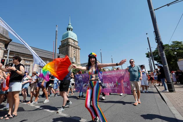 CSD Darmstadt 2026 15.08.2026 Herzstück zum Christopher Street Day 2026 in Darmstadt ist die Demonstration veranstaltet von Vielbunt e. V. unter dem Motto ZEIG DICH FÜR UNS ALLE durch die Innenstadt für die Vielfalt von sexueller und geschlechtlicher Identität Darmstadt Hessen Deutschland *** CSD Darmstadt 2026 August 15, 2026 The centerpiece of Christopher Street Day 2026 in Darmstadt is the march organized by Vielbunt e.V. under the slogan SHOW YOURSELF FOR ALL OF US, which will wind through the city center in support of sexual and gender diversityDarmstadt, Hesse, Germany