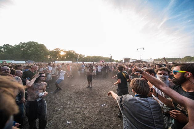 Turnstile live at Syd For Solen 2026 Copenhagen, Denmark. 14th, August 2026. Concert goers seen in a dusty mosh pit at a live concert with the American hardcore punk band Turnstile during the Danish music festival Syd For Solen 2026 in Copenhagen. Denmark, Copenhagen  Copyright: xGonzalesxPhoto RolfxMeldgaardx