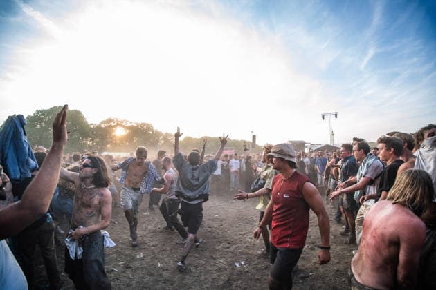 Turnstile live at Syd For Solen 2026 Copenhagen, Denmark. 14th, August 2026. Concert goers seen in a dusty mosh pit at a live concert with the American hardcore punk band Turnstile during the Danish music festival Syd For Solen 2026 in Copenhagen. Denmark, Copenhagen  Copyright: xGonzalesxPhoto RolfxMeldgaardx