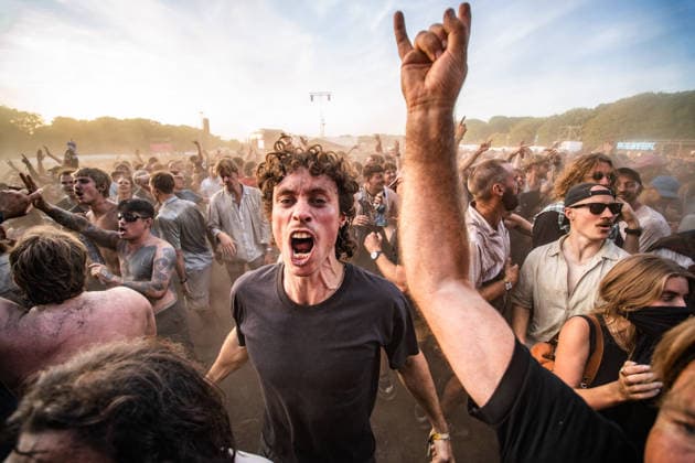 Turnstile live at Syd For Solen 2026 Copenhagen, Denmark. 14th, August 2026. Concert goers seen in a dusty mosh pit at a live concert with the American hardcore punk band Turnstile during the Danish music festival Syd For Solen 2026 in Copenhagen. Denmark, Copenhagen  Copyright: xGonzalesxPhoto RolfxMeldgaardx